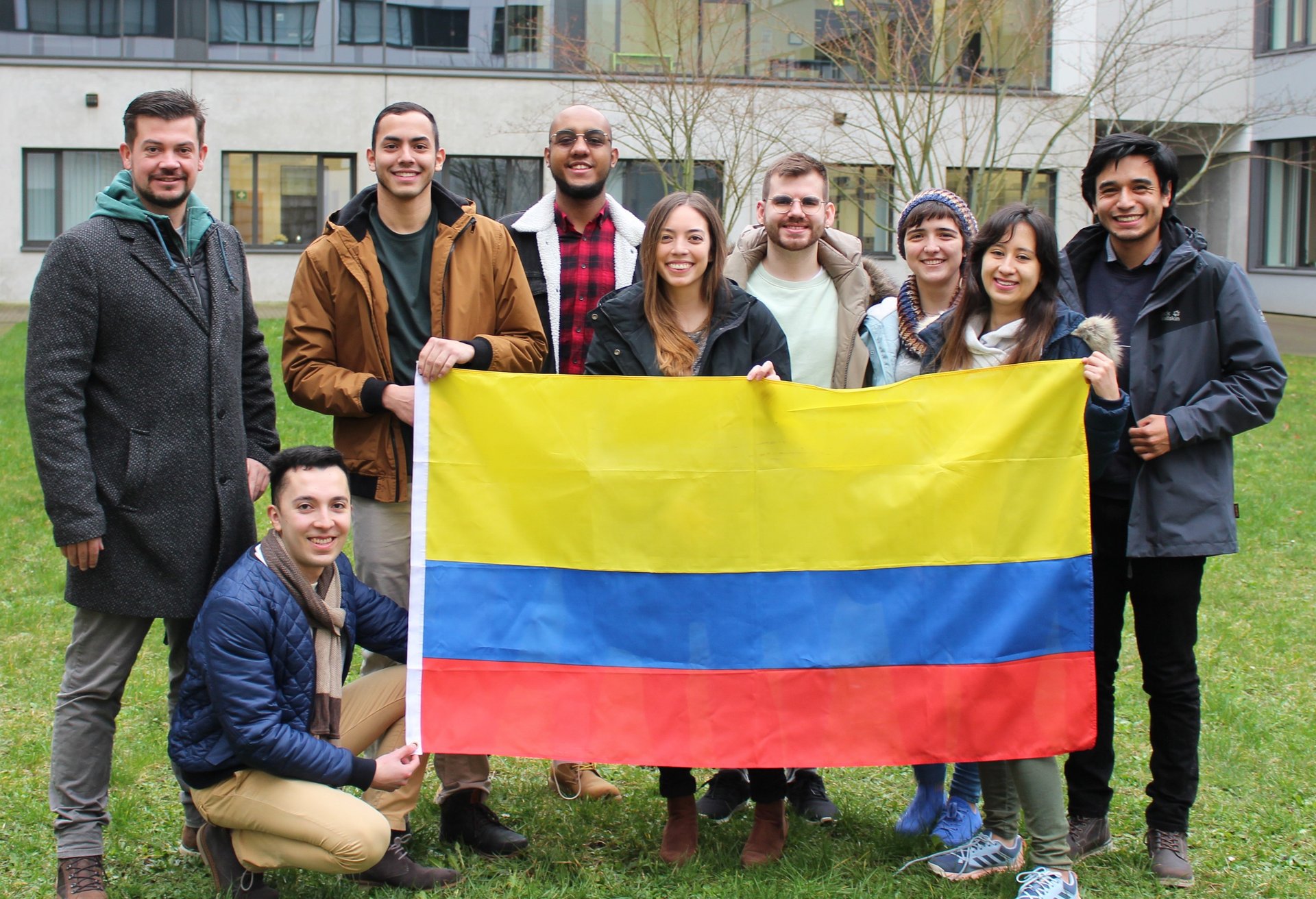 Double Degree Studierende aus Kolumbien im Innenhof des ID-Gebäudes mit kolumbianischer Flagge im Februar 2022. (© RUB/Zeitel)